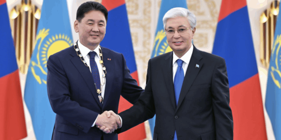 Касым-Жомарт Токаев наградил президента Монголии орденом «Алтын Қыран»