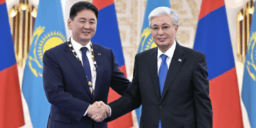 Касым-Жомарт Токаев наградил президента Монголии орденом «Алтын Қыран»