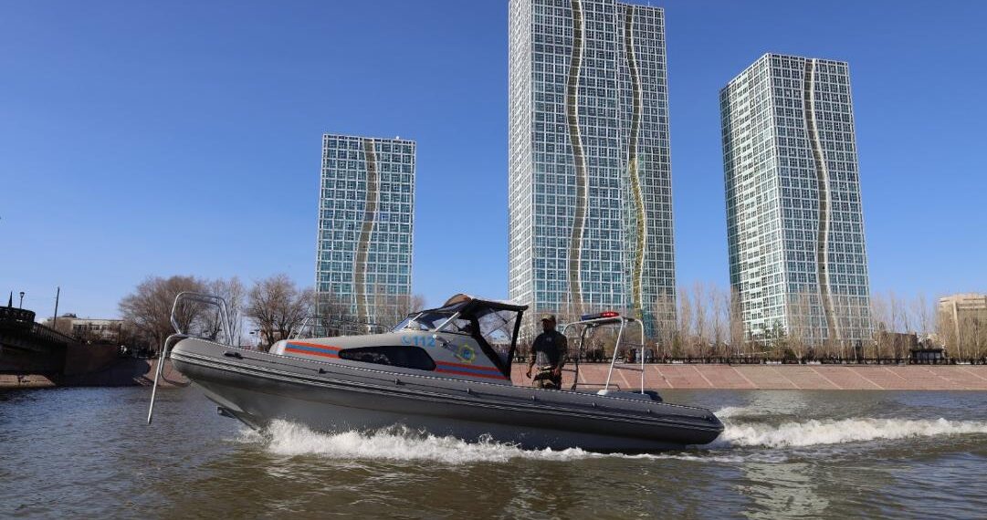 Спасатели МЧС обеспечивают безопасность на Есиле