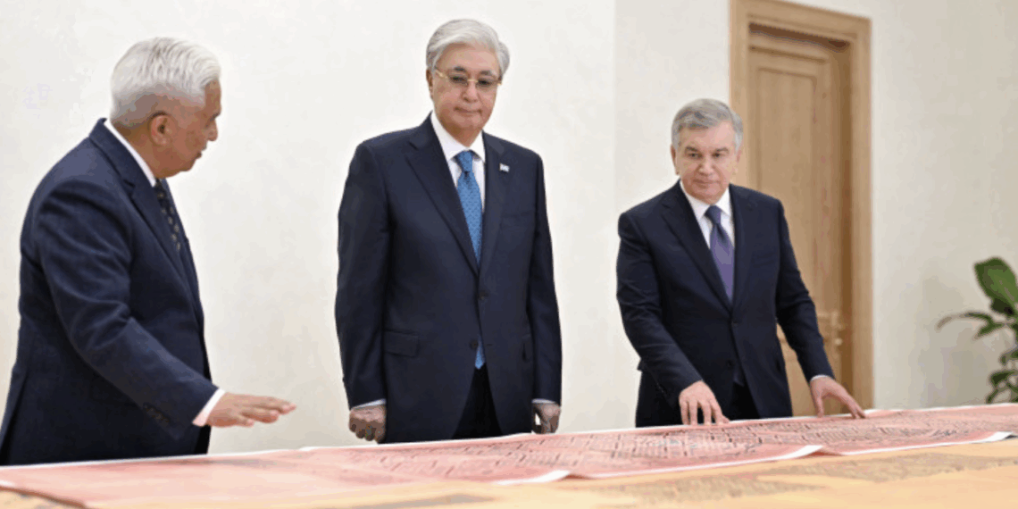 Шавкат Мирзиёев передал Касым-Жомарту Токаеву ряд исторических документов