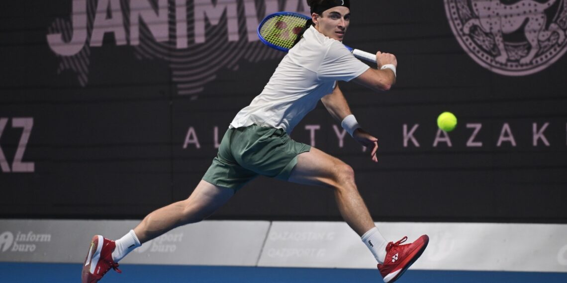 Теннисист Тимофей Скатов успешно стартовал на турнире серии «Челленджер» в Шымкенте