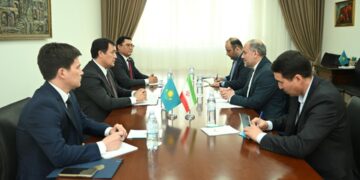 Замглавы МИД Казахстана провел встречу с послом Ирана