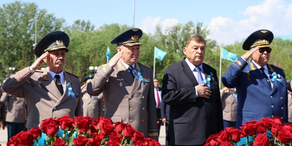Глава Минобороны РК возложил цветы к монументу «Отан Ана»