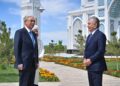 Касым-Жомарт Токаев и Шавкат Мирзиёев посетили новую мечеть Туркестана