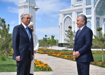 Касым-Жомарт Токаев и Шавкат Мирзиёев посетили новую мечеть Туркестана