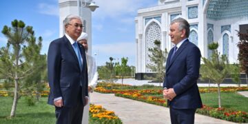 Касым-Жомарт Токаев и Шавкат Мирзиёев посетили новую мечеть Туркестана