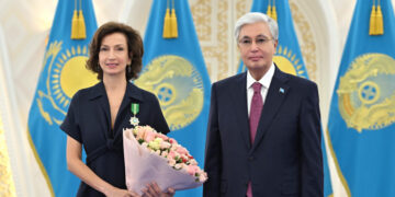 Касым-Жомарт Токаев вручил орден Qoja Ahmet Yasaui бывшему гендиректору ЮНЕСКО