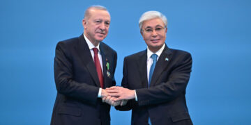Касым-Жомарт Токаев вручил президенту Турции орден Qoja Ahmet Yasaui