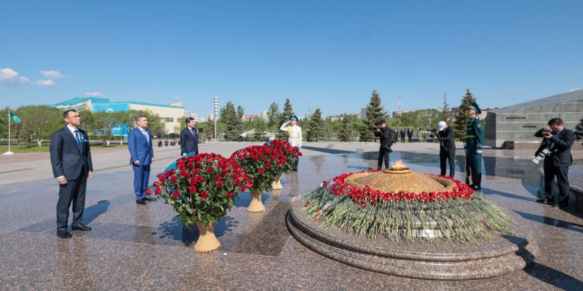 Олжас Бектенов, Маулен Ашимбаев и Ерлан Кошанов почтили память погибших в годы войны