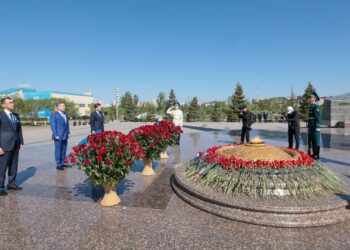 Олжас Бектенов, Маулен Ашимбаев и Ерлан Кошанов почтили память погибших в годы войны