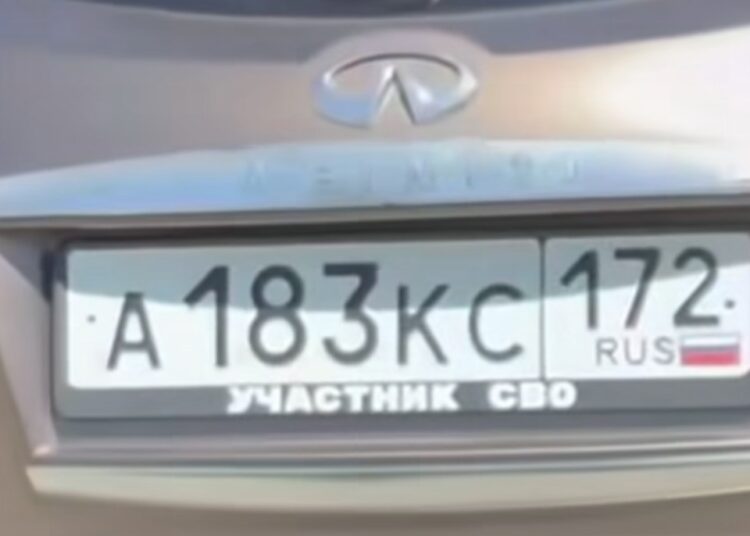 В полиции опровергли информацию о наказании водителя за надпись «Участник СВО» на рамке госномера