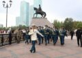 Центральный военный оркестр Минобороны РК прошел торжественным марш-парадом по набережной реки Есиль