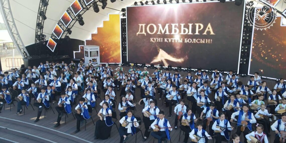 В Павлодарской области порядка пяти тысяч школьников исполнили кюй Ахмета Жубанова в Национальный день домбры