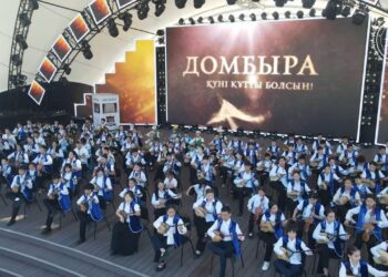 В Павлодарской области порядка пяти тысяч школьников исполнили кюй Ахмета Жубанова в Национальный день домбры